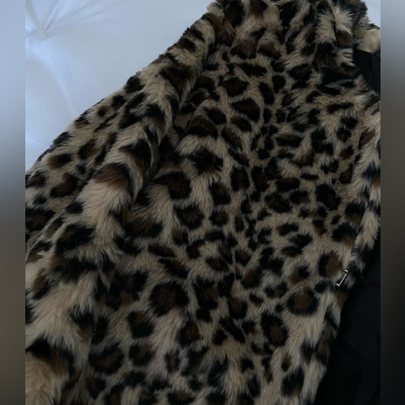 Women’s leopard print faux fur coat. Size Medium. - Picture 3 of 3